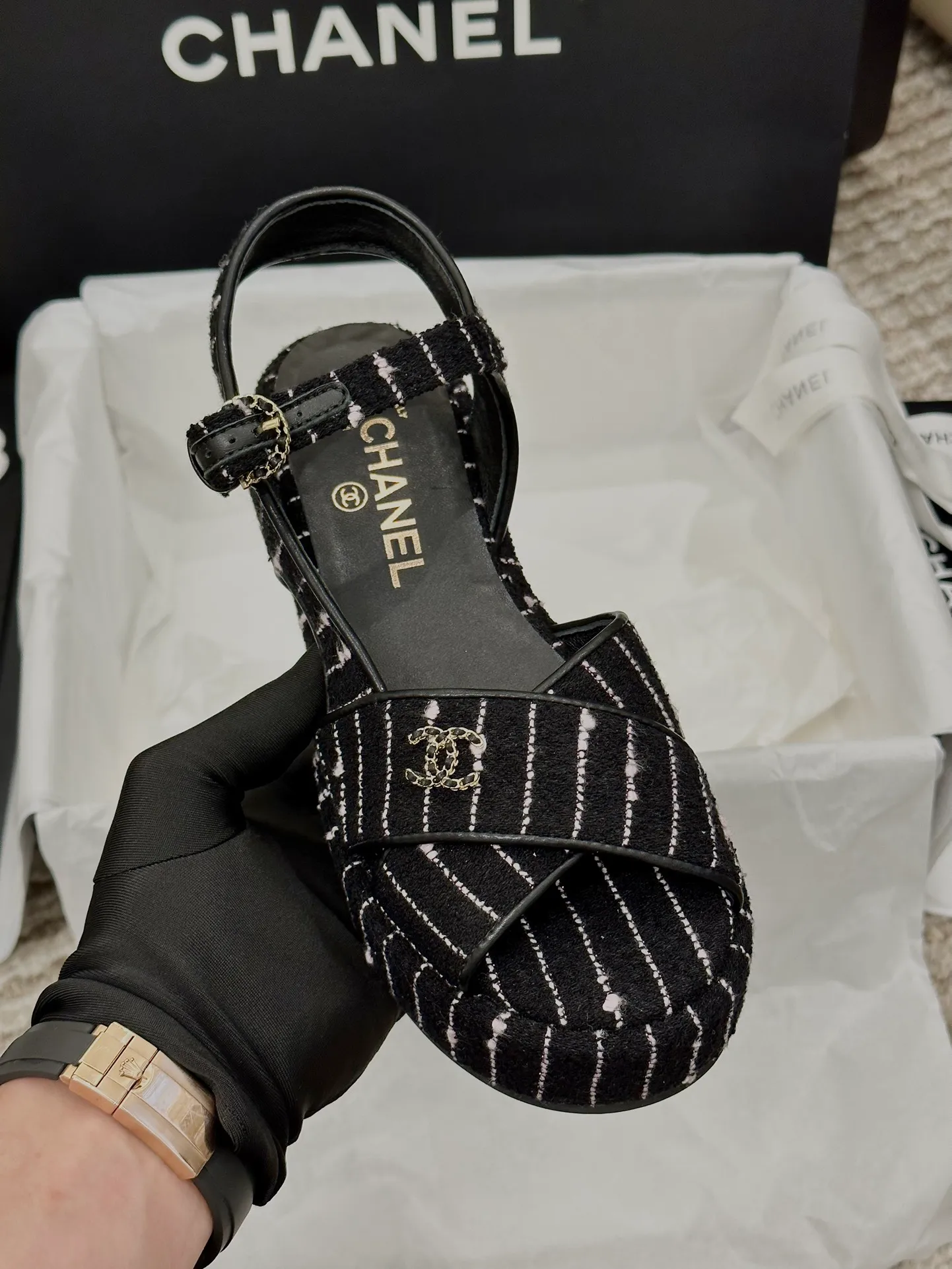 👟👟Ex-factory price 480👟👟 CHANEL C Jia Xiaoxiang 23ss new wedge heel open toe high heel sandals. Top counter quality. The moment you put it on your feet, it is still super stunning. 🔥All materials are customized according to the original version! Upper: imported first-layer calfskin/imported fragrant cloth/ lining: imported sheepskin, foot pad: sheepskin sole: outsole imported from Italy Size number: 34-40